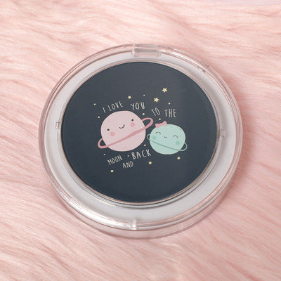 Lleva siempre contigo una buena iluminación para retocar tu maquillaje con este práctico espejo LED de bolsillo.
