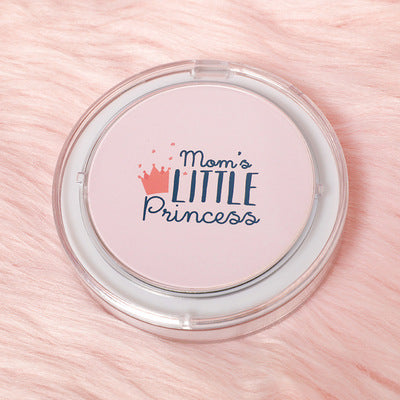 Lleva siempre contigo una buena iluminación para retocar tu maquillaje con este práctico espejo LED de bolsillo.