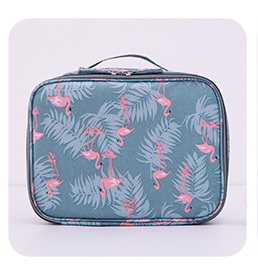 Mantén tu maquillaje y tus productos de cuidado personal perfectamente organizados con este práctico portamaquillaje de viaje.
