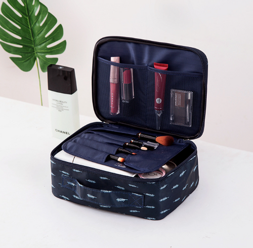 Mantén tu maquillaje y tus productos de cuidado personal perfectamente organizados con este práctico portamaquillaje de viaje.