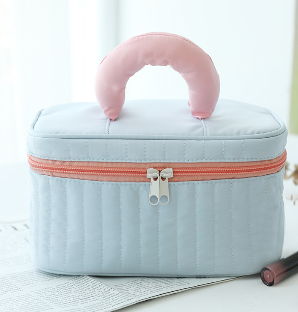 Organiza y transporta cómodamente tu maquillaje, joyas y pequeños accesorios con este práctico maletín portamaquillaje.