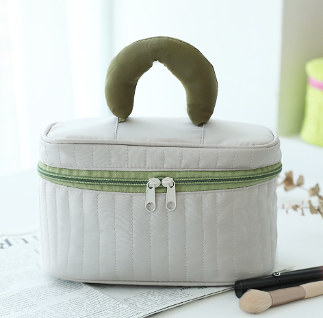 Organiza y transporta cómodamente tu maquillaje, joyas y pequeños accesorios con este práctico maletín portamaquillaje.