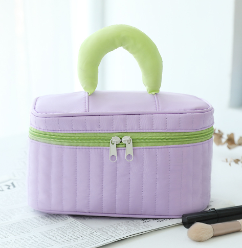 Organiza y transporta cómodamente tu maquillaje, joyas y pequeños accesorios con este práctico maletín portamaquillaje.