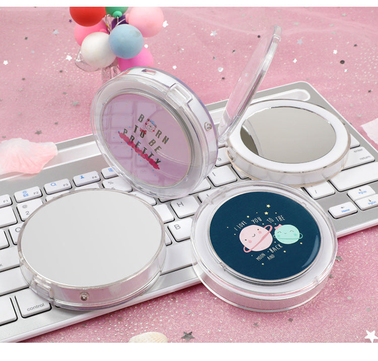 Lleva siempre contigo una buena iluminación para retocar tu maquillaje con este práctico espejo LED de bolsillo.