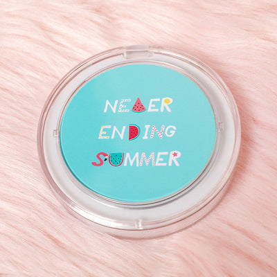 Lleva siempre contigo una buena iluminación para retocar tu maquillaje con este práctico espejo LED de bolsillo.
